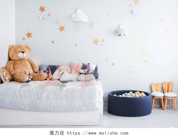 蓝色卧室里儿童玩具和装饰孩子们卧室的内部，蓝调的。 儿童玩具和儿童房间装饰.